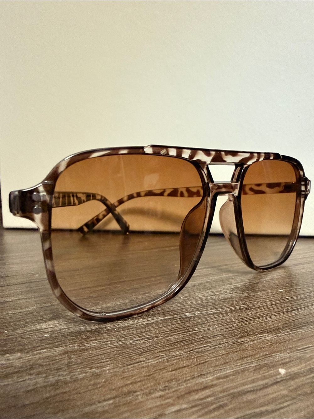 Women’s Tortoiseshell Sunglasses - Brown Gradient Lenses - Picture 3 of 8